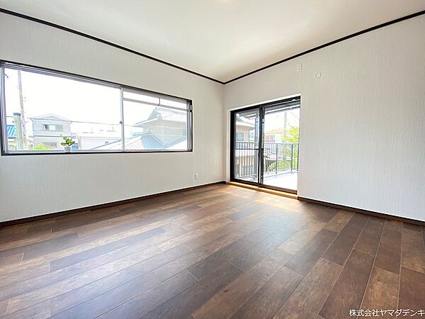 2面採光の明るい居室。バルコニーに面しており、開放感があります。
