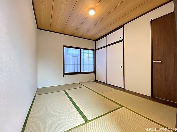 和の趣を感じる居室は、くつろぎの空間を演出します。収納も備わり、機能性も兼ね備えた一部屋です。