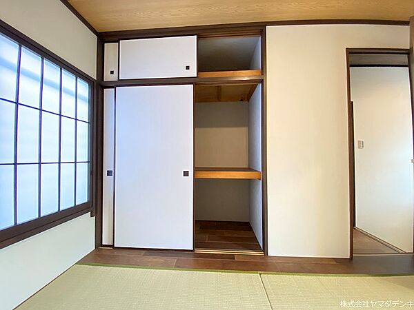 自然光が差し込む和室は、収納スペースも確保され、すっきりとした暮らしをサポートします。