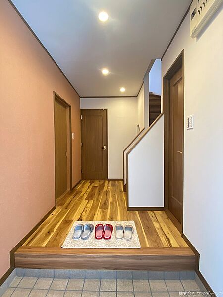 ダウンライトを採用したおしゃれな玄関です！お出かけ時は明るく、帰宅時は温かくお出迎え♪