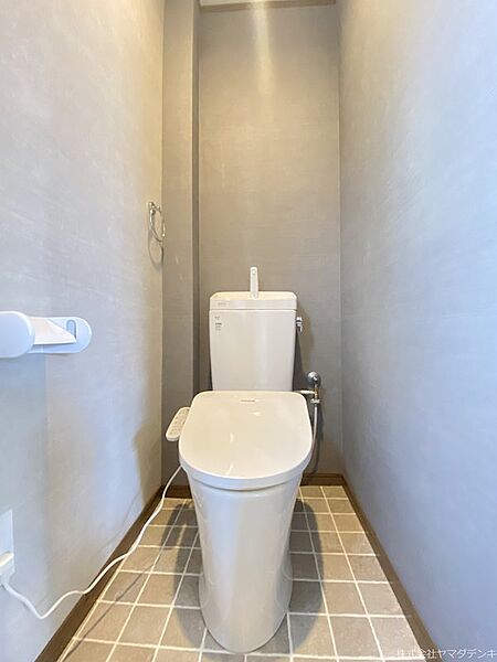 新品のウォシュレット機能付きのトイレです◎1階と2階にトイレがあるので、朝の混み合う時間帯には大助かりですね♪