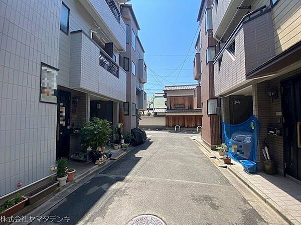 前面道路は約4.7m。本物件は写真背面側です。