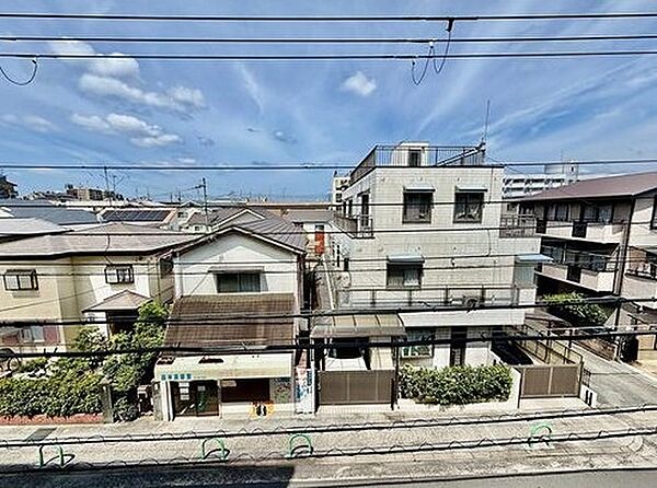 空の広がりを感じる眺望です。周囲の街並みを見渡し、日々の暮らしに安らぎを添える風景をお楽しみください。