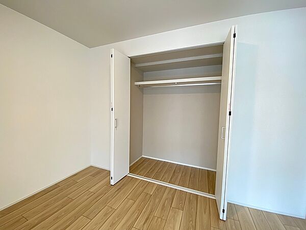 5.6帖洋室の収納、奥行きのあるクローゼットで、衣類や小物もすっきりと収納できます。室内を広くお使いいただけます。
