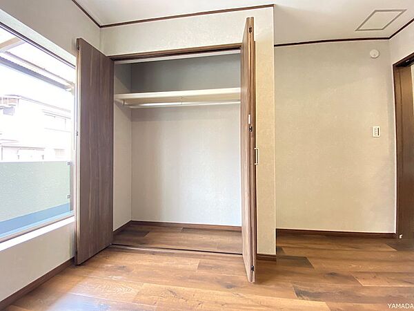 衣類や小物もすっきり収納できるクローゼット。整頓された空間で快適な暮らしをサポートします。