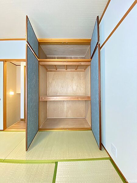 和室の雰囲気に馴染む収納スペースです。布団や衣類、小物などを整理して収納できます。お部屋をすっきりと保ちたい方におすすめです。