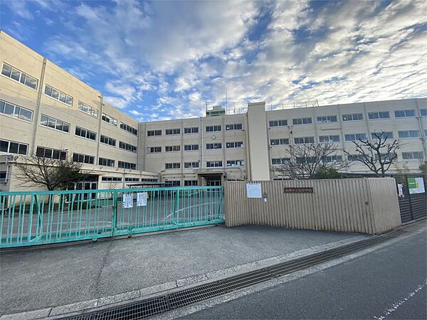 高槻市立冠中学校（438m）