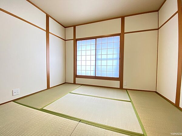 畳敷きの和室は、落ち着いた雰囲気を演出します。陽光が障子を通して柔らかな光を届け、穏やかな時間をお過ごしいただけます。