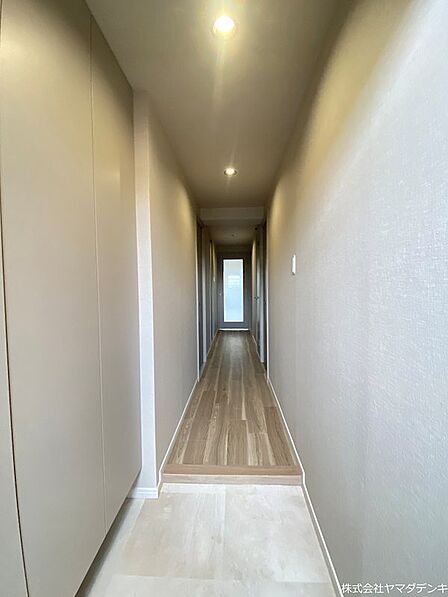 木の色と調和した明るい玄関!お出かけ時や帰宅時に明るく出迎えてくれますね♪