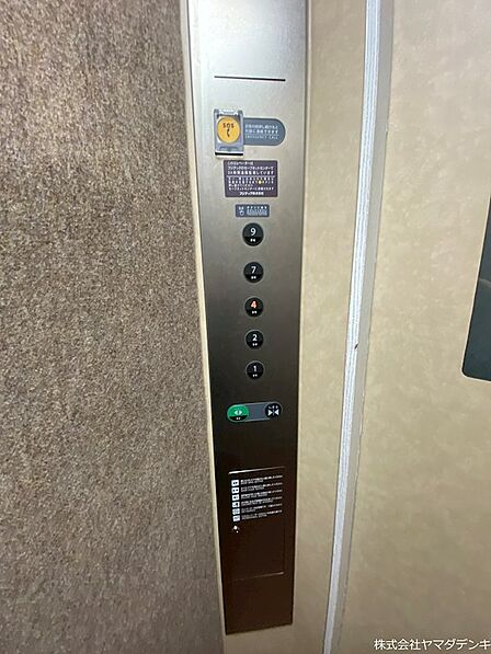 移動をサポートするエレベーターを完備。日常の利便性を高めます。階数表示も分かりやすく、スムーズな移動が可能です。