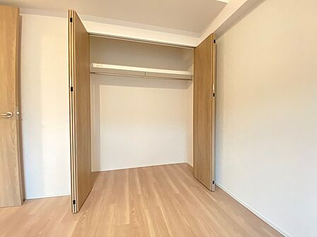 たっぷり収納できるクローゼットで、お部屋をすっきりと保てます。可動棚とハンガーパイプで、衣類も小物も整理整頓しやすい設計です。
