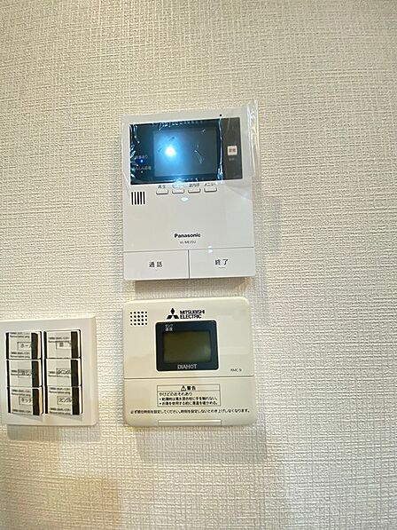 来訪者を確認できるモニター付きインターホンは、防犯面も安心。給湯器や照明スイッチも揃い、快適な暮らしをサポートする設備です。