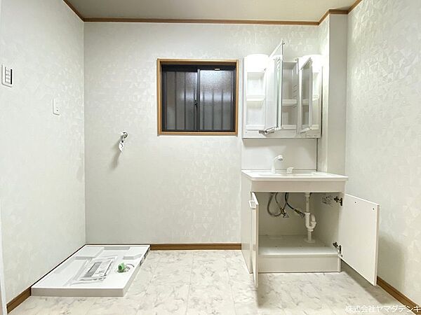 3面鏡タイプの洗面台です！鏡の部分を開けると収納スぺースになっているので、洗面台もすっきり◎