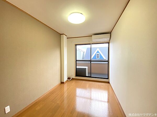 バルコニーに続くワイドな掃き出し窓から暖かい日差しが入り、やすらぎの空間です♪