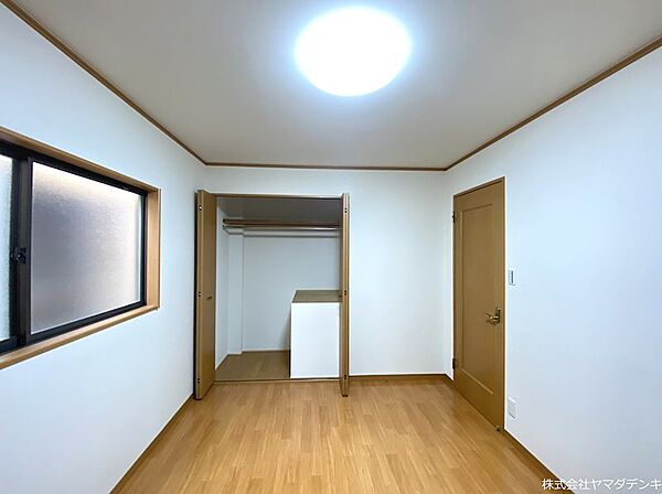 大きな収納があり、服や趣味道具など収納できお部屋の中もすっきり◎