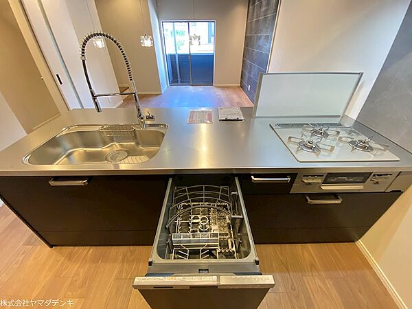 システムキッチンには、食洗機を標準装備。機能的なコンロとワイドなシンクも魅力です。