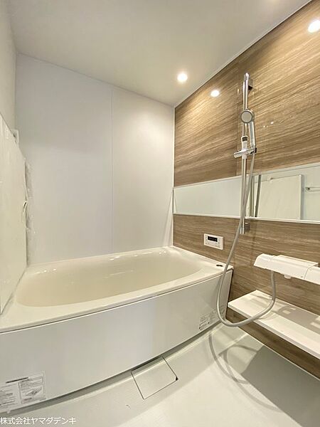 木目調のアクセントパネルと横長の鏡で開放感ある浴室。一日の疲れを癒す、落ち着いた空間です。追い焚き機能で、いつでも温かいお風呂を楽しめます。