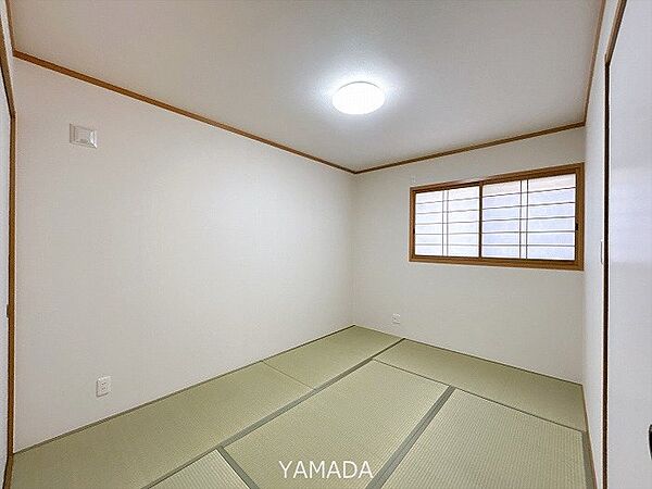 落ち着いた雰囲気の和室は、客間やお子様の遊び場としても活用できます。畳の香りが心地よい空間です。