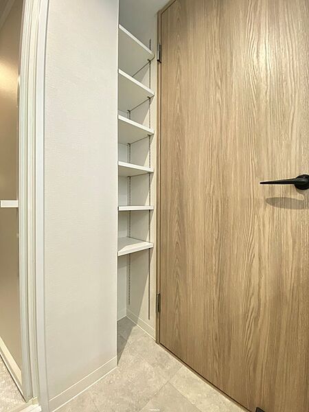 タオルやストック品の収納に便利です。用途に合わせて棚の高さを調整でき、空間を有効活用できます。