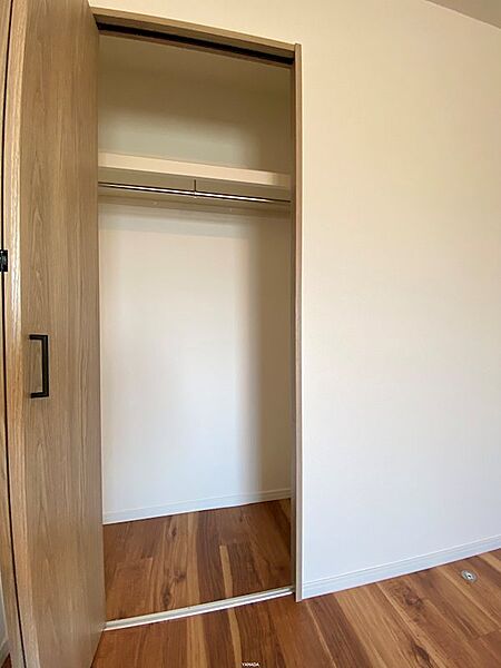 開放的な収納スペースは、お洋服だけでなく、季節家電やレジャー用品もすっきりと収まります。
