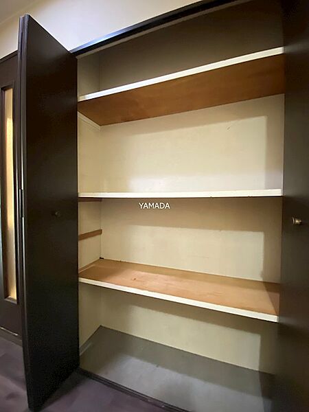 たっぷり収納できる棚を完備。荷物が多い方も安心です。住まいをすっきりと保ち、快適な日々をサポートします。
