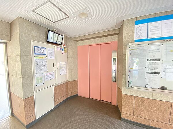 マンションの共用部エントランスです。エレベーターで各階へスムーズに移動でき、日々の暮らしをサポートします。管理組合の掲示板で、大切な情報もご確認いただけます。