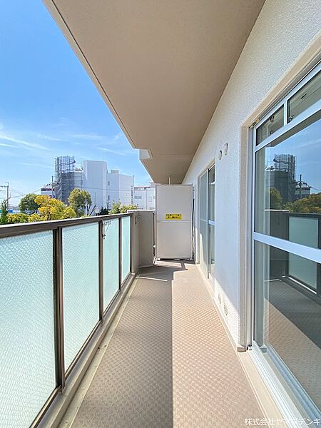南側バルコニーで陽当たり良好♪LDKや洋室から出入りできる広々バルコニーで毎日の洗濯も快適◎