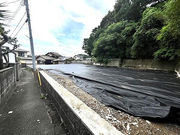 スーパーやコンビニ、ホームセンター、郵便局が徒歩圏内に揃う便利な立地。日々の買い物や生活に必要な施設が身近にあり、快適な暮らしが叶います。