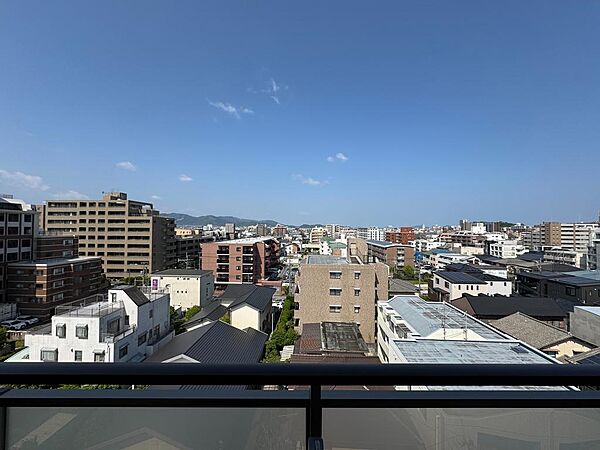 バルコニーからの眺望良好です。7階部分で、遠くには山が見えます。