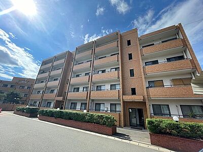 外観:閑静な住宅街にたつ、落ち着いた佇まい。 外観:閑静な住宅街にたつ、落ち着いた佇まい。