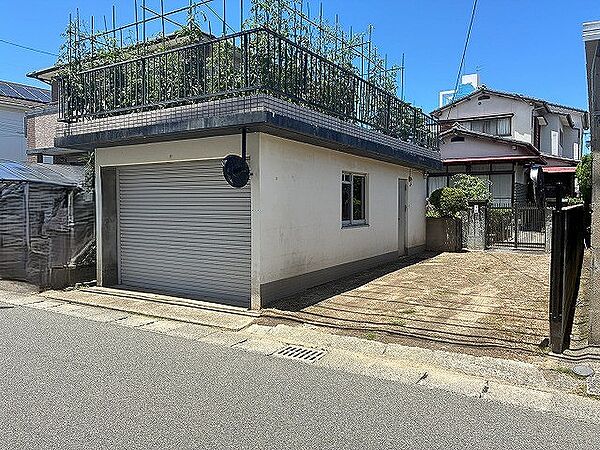 外観・前面道路