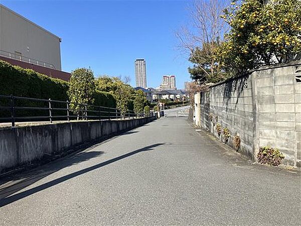 前面道路約6.1ｍ、間口約10.1ｍでドライバーにも嬉しい広さ。