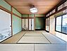 和室：約8帖のゆとりある和室は、客間やお茶会など多目的に使える便利な空間です。畳の香りに包まれながら、心落ち着くひとときをお過ごしいただけます。来客時にも喜ばれる、上質でやすらぎのある和の空間です。