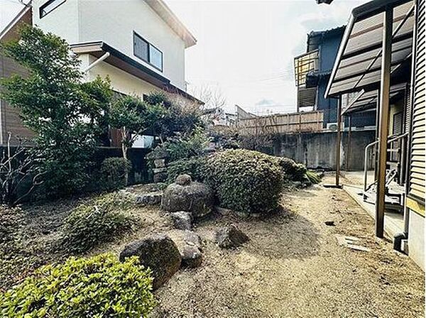 庭には四季折々の木々があり、季節ごとに紅葉や梅の花を楽しめます♪季節の移ろいを感じながら、ゆったりとした時間を過ごせる、彩り豊かな庭です。