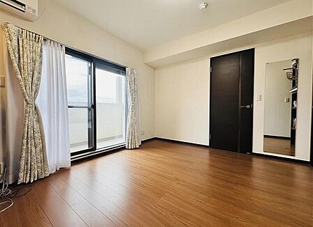 約8帖の洋室2部屋にはそれぞれウォークインクローゼット(納戸)を設置してます♪※掲載画像の一部はAIにより家具等を加工・削除しています。現況と異なる箇所は現況を優先します。