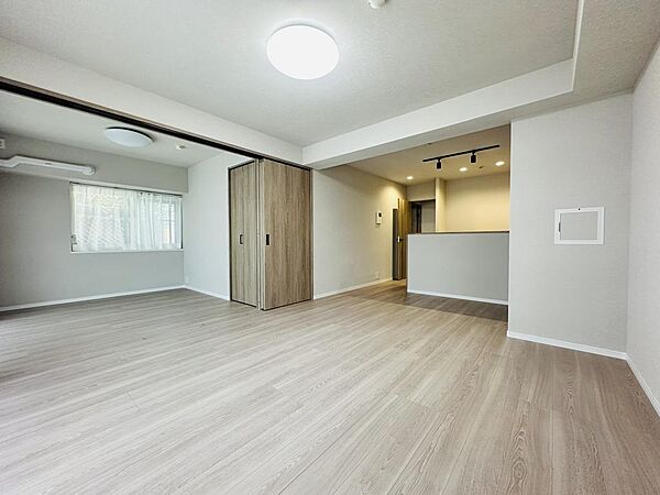 LDKと洋室をつなげれば約19.4帖のお部屋の完成です♪
