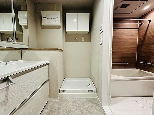 洗濯機パンは幅約800mm、奥行き約640mmです♪