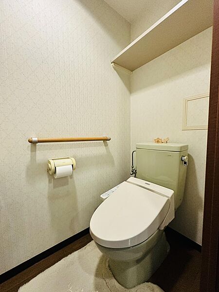 温水洗浄付きトイレです♪※一部AIによる家具等を加工削除しています。
