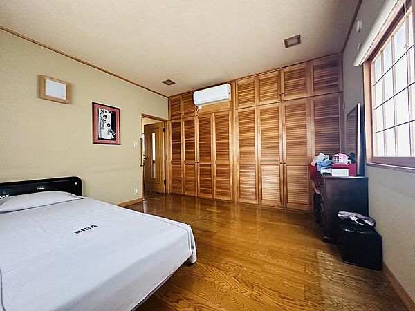 2階には壁一面収納が付いたお部屋があります♪