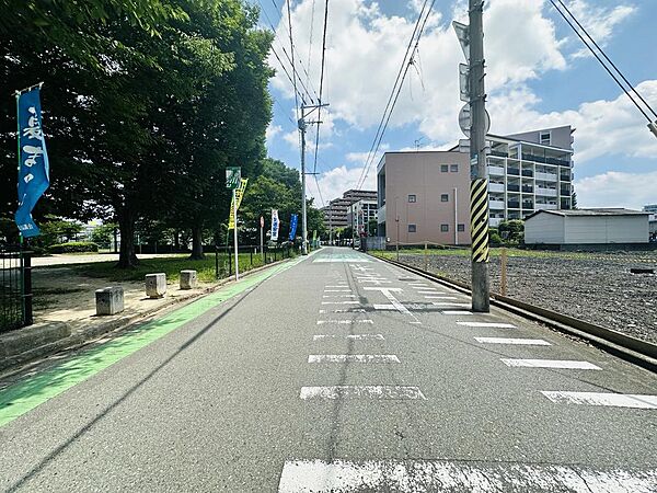 前面道路の幅員は南西9.9m＆北西5.8ｍです♪