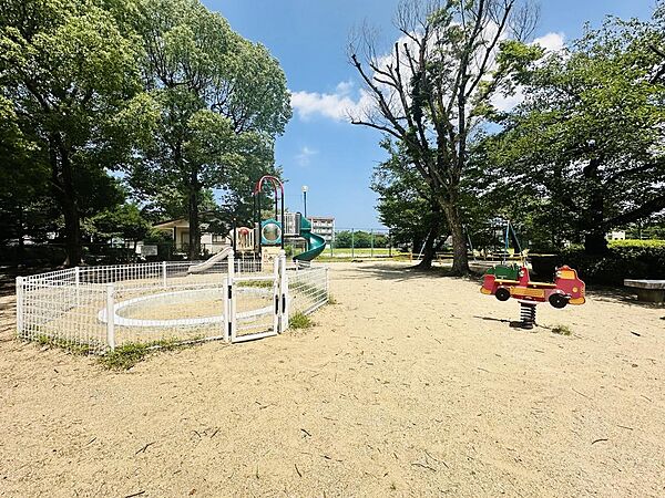 目の前に公園があるため、ファミリーの方におススメです♪