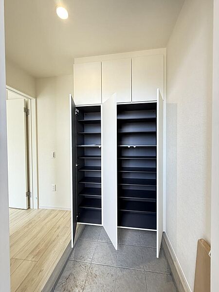 駅徒歩9分のタイパ重視の新築物件です。広いお庭でスローライフを！当日の内覧も大歓迎です。地元、北本でお手続きも完了いたします。【はなさきライフデザイン（株）】電話：０４８－５９４－７５９６