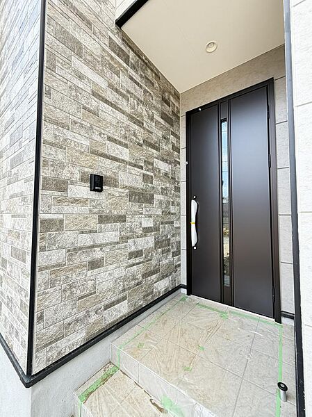 駅徒歩9分のタイパ重視の新築物件です。広いお庭でスローライフを！当日の内覧も大歓迎です。地元、北本でお手続きも完了いたします。【はなさきライフデザイン（株）】電話：０４８－５９４－７５９６