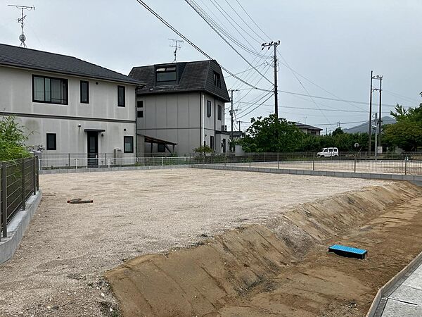 北道路の北東より撮影