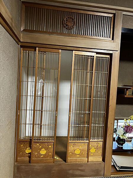細工の扉がある仏間
