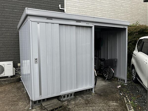 自転車置き場付き倉庫があります