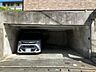 駐車場：住宅の下の車庫に２台駐車可能です。大切な車やバイクを屋根の下に駐車できます。