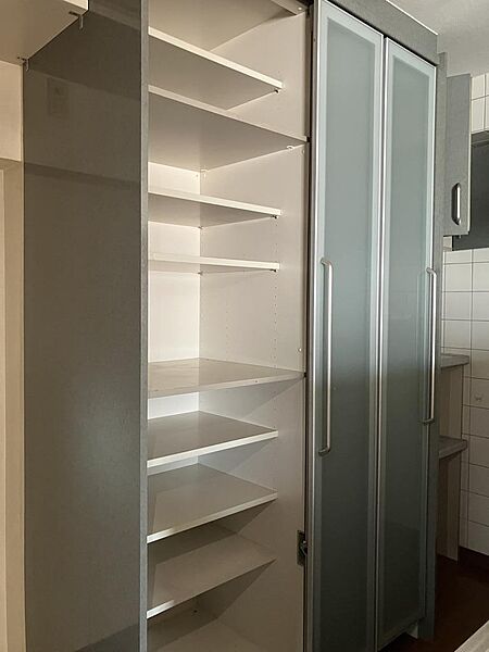 収納力のあるカップボードです。普段使いしない食器や買い置きの置き場にも困りません。