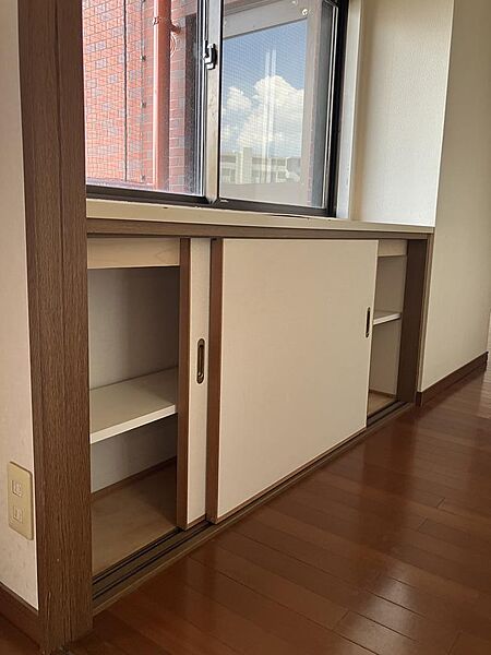 洗面所前の廊下に収納戸棚があります。共用のもの、季節ものの収納に良さそうです。