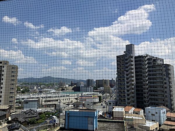 前面にビル等なく、8階なので遠くまで見通せます。外からの視線も気になりにくいと思います。